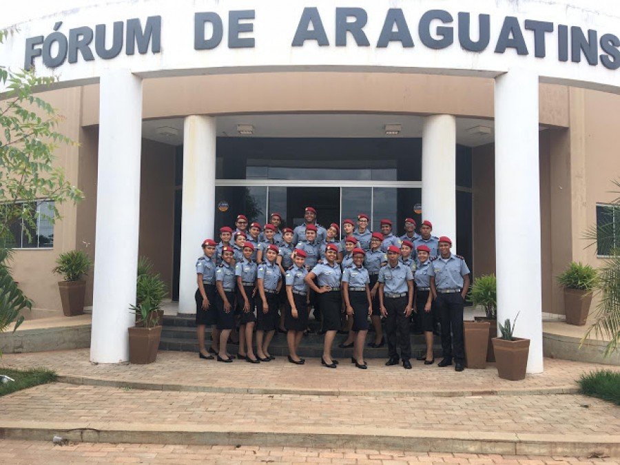 Alunos do ColÃ©gio da PolÃ­cia Militar visitam FÃ³rum da Comarca de Araguatins