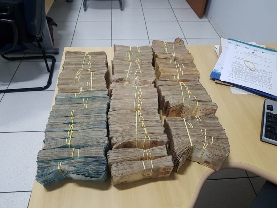 Dinheiro apreendido pela PolÃ­cia Civil com Luis Olinto, irmÃ£o do deputado Olyntho Neto (Foto: PF/DivulgaÃ§Ã£o)