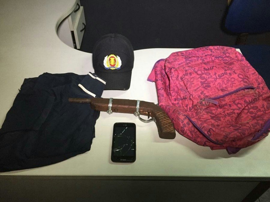 PolÃ­cia Militar prendeu homem por roubo e apreendeu a arma utilizada no crime e outros produtos em AraguaÃ­na