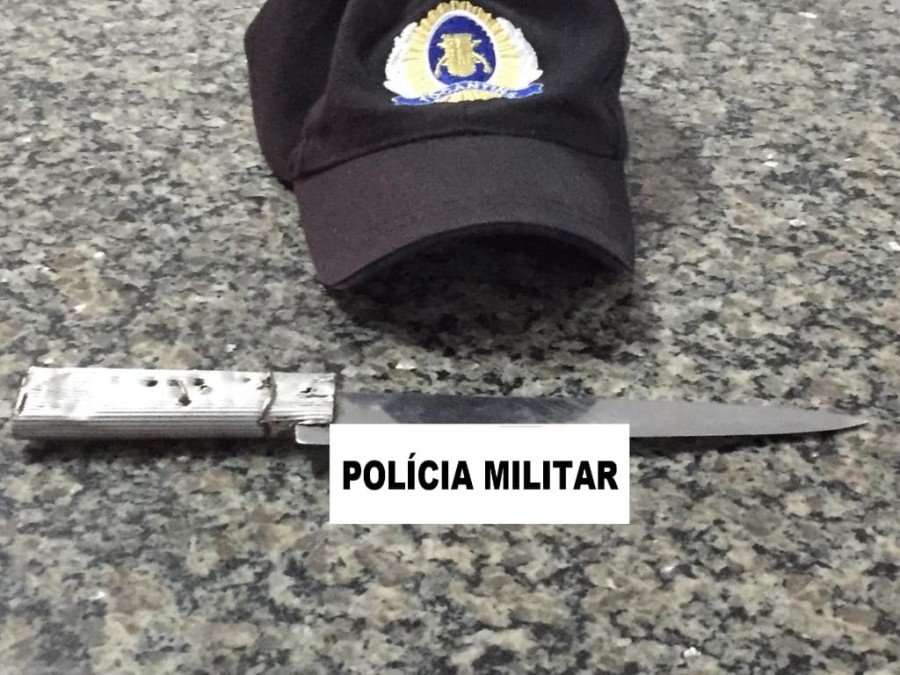 PolÃ­cia Militar prendeu mulher suspeita de ameaÃ§ar os pais com uma faca em AraguaÃ­na