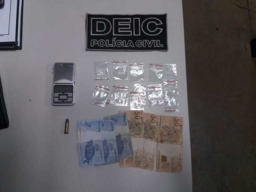 MuniÃ§Ã£o, dinheiro e balanÃ§a de precisÃ£o apreendidos pela PolÃ­cia Civil com o traficante em AraguaÃ­na