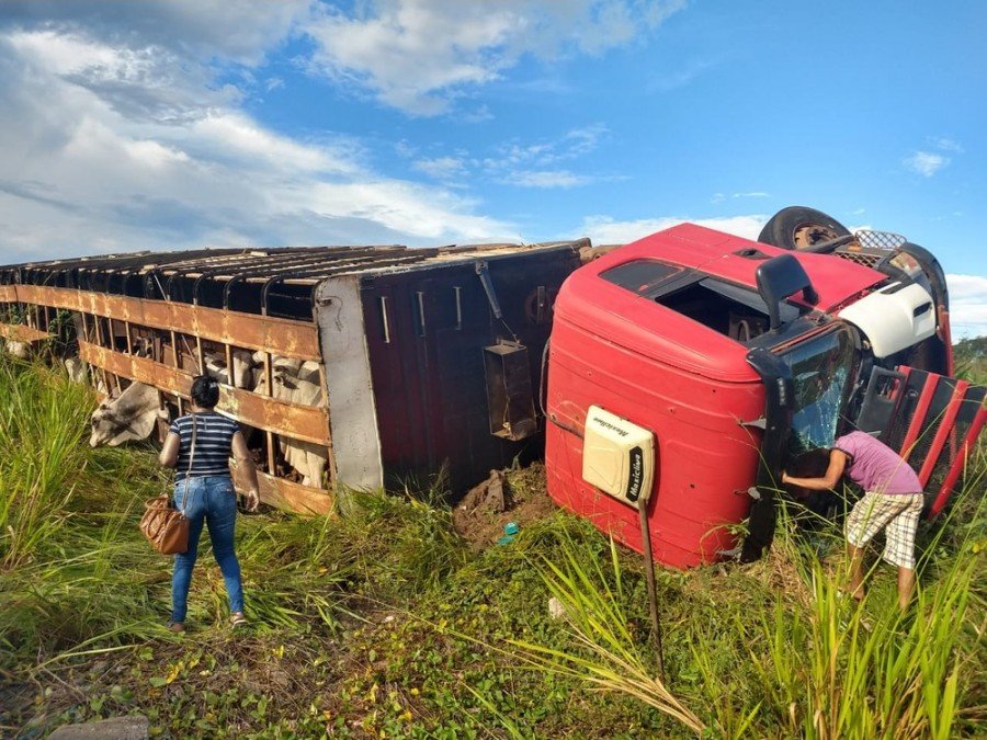 Carreta tombou na BR-153, entre AraguaÃ­na e WanderlÃ¢ndia