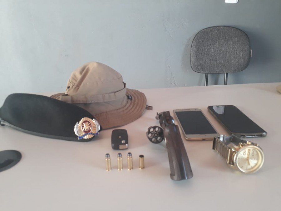 Homem em posse de revÃ³lver com trÃªs muniÃ§Ãµes intactas e uma deflagrada foi preso pela PolÃ­cia Militar em Aparecida do Rio Negro