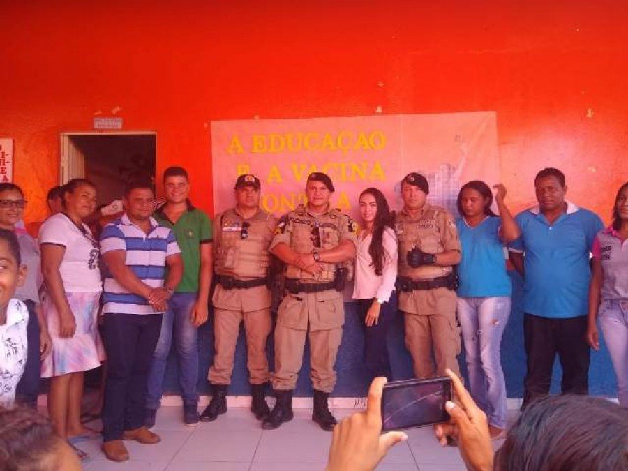 Policiais militares e equipe de professores da escola (Foto: DivulgaÃ§Ã£o 9Âº BPM)