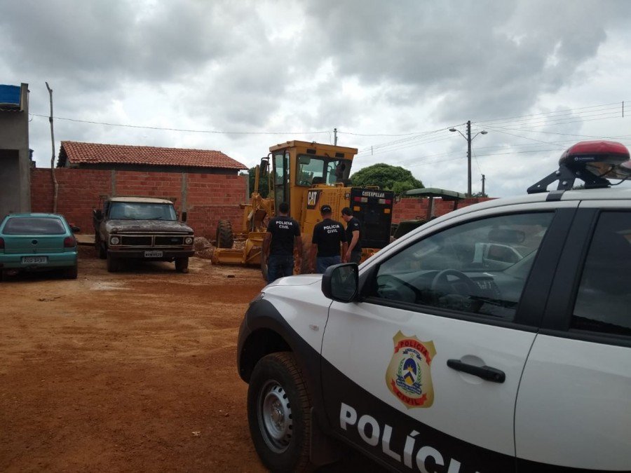 PolÃ­cia Civil cumpre mandados de busca e apreensÃ£o de veÃ­culos e peÃ§as automotivas na prefeitura de CarmolÃ¢ndia