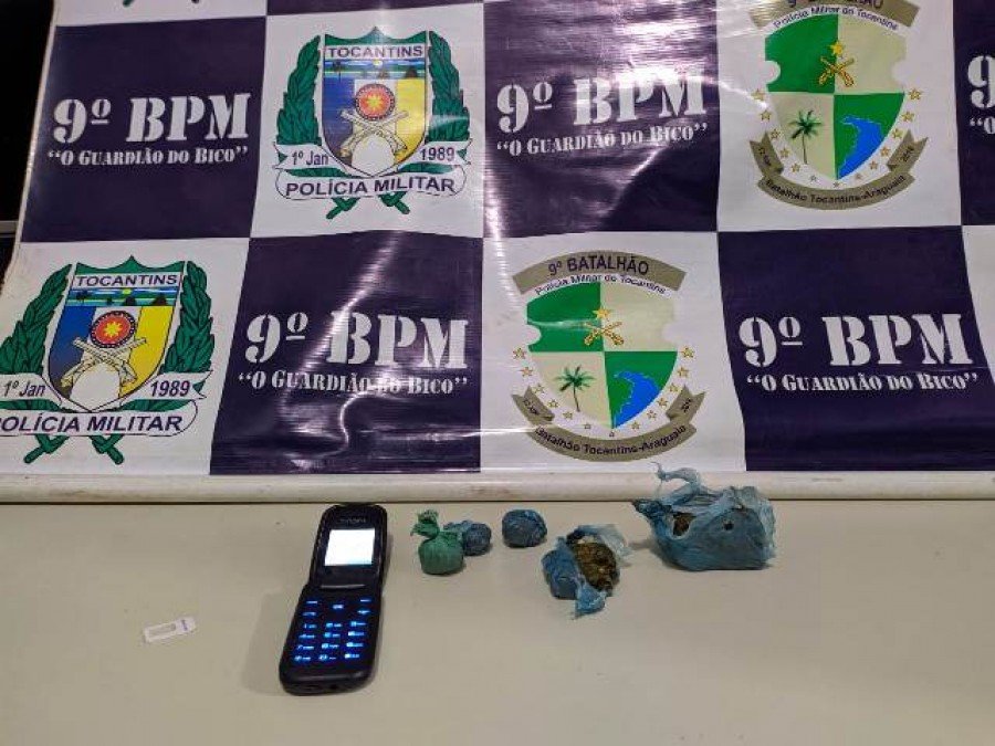 Objetos apreendidos pela PM em poder do menor preso por trÃ¡fico de drogas em Buriti do Tocantins (Foto: DivulgaÃ§Ã£o/9Âº BPM)