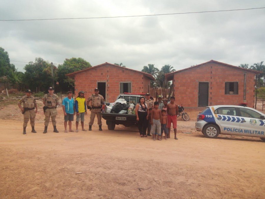 Equipe de policiais militares durante a visita solidÃ¡ria Ã s famÃ­lias, acompanhada da Assistente Social Gisele Santos
