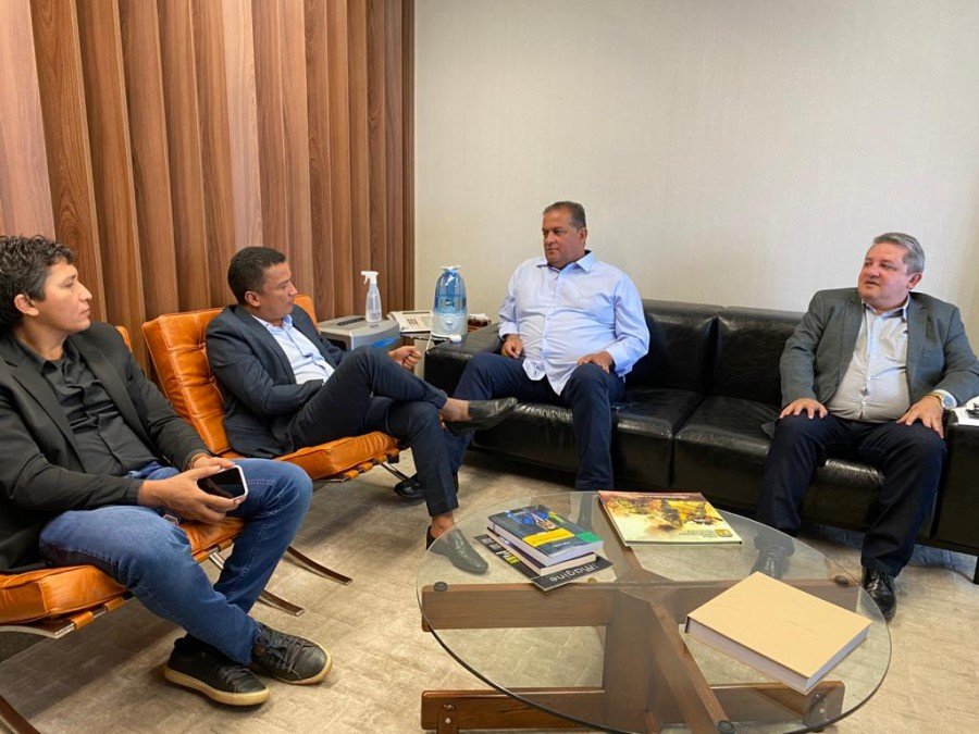 Jair Farias durante reunião com o senador Eduardo Gomes, na companhia dos prefeitos de Axixá Dr. Auri, e de São Sebastião, Professor Adriano