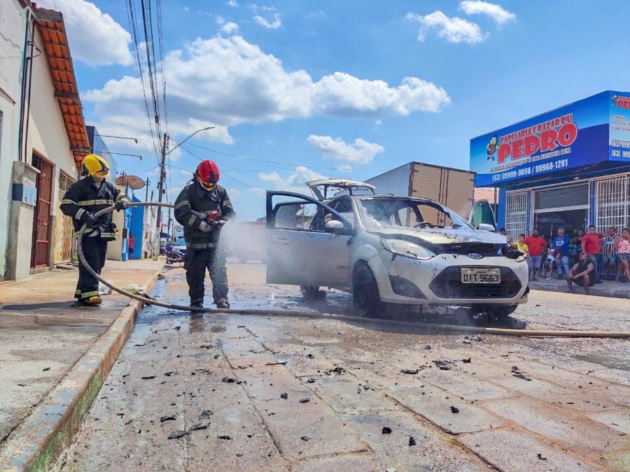 No centro de Araguatins, carro de passeio teve explosão no motor e começou a pegar fogo (Foto: CBMTO)