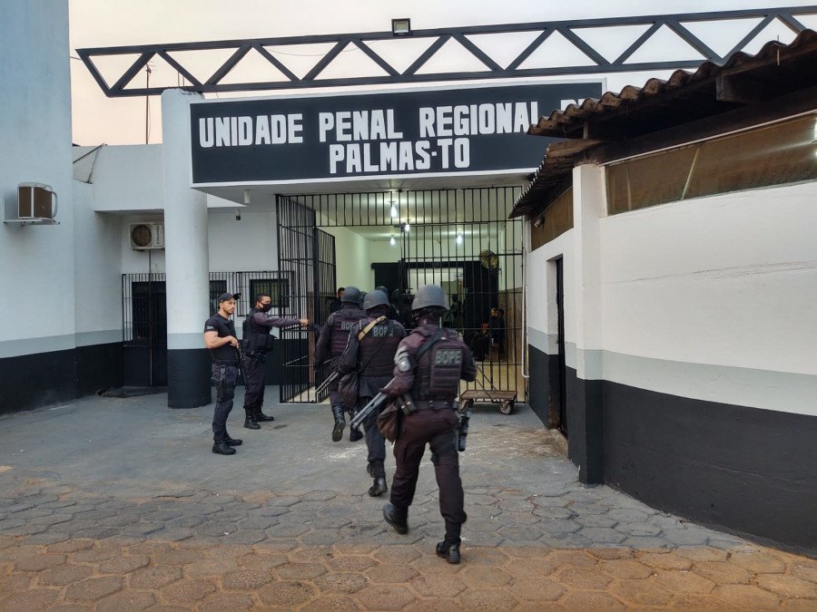Policiais entrando na Unidade Penal de Palmas (Foto: Divulgação/MP Gaeco)