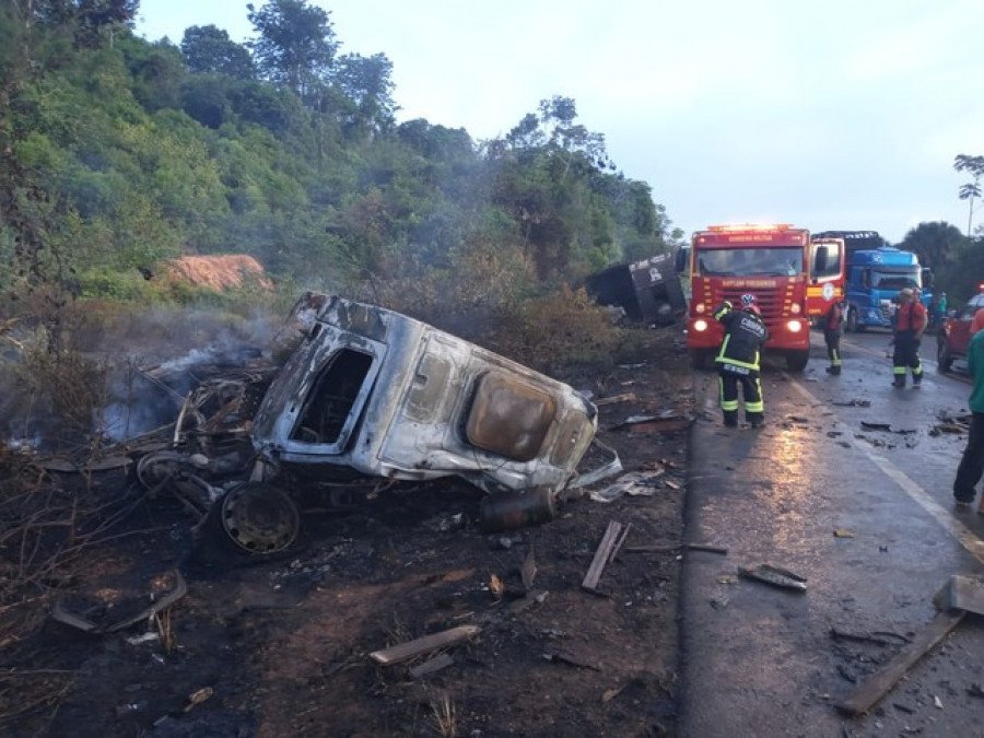 Caminhões ficaram destruídos pelas chamas após baterem de frente no Pará (Foto: Reprodução)