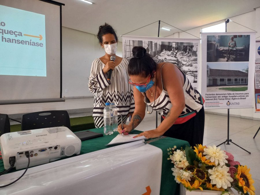 Professora Patrícia Vieira, coordenadora do Morhan de Augustinópolis, assinando o termo de fundação do núcleo (Foto: Ananda Portilho)