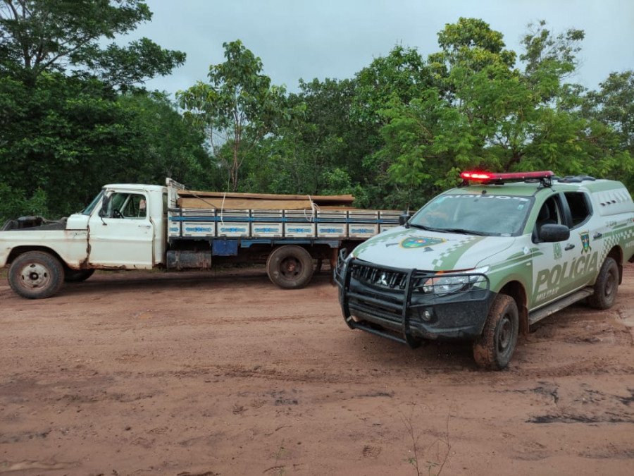 Abordagem ao veículo transportando madeira ilegal (Foto: Divulgação)