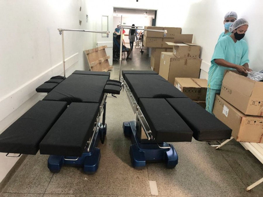 Seis novas mesas cirúrgicas foram entregues ao HRA (Foto: Elder Silva)