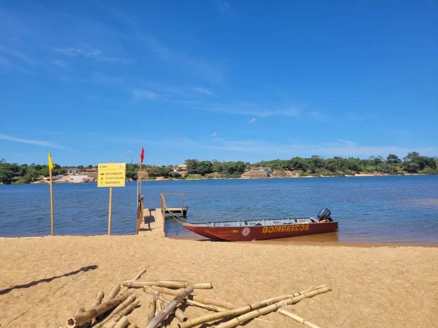 Bombeiros desceram o rio Tocantins até Praia Norte (Foto: Divulgação/Bombeiros)
