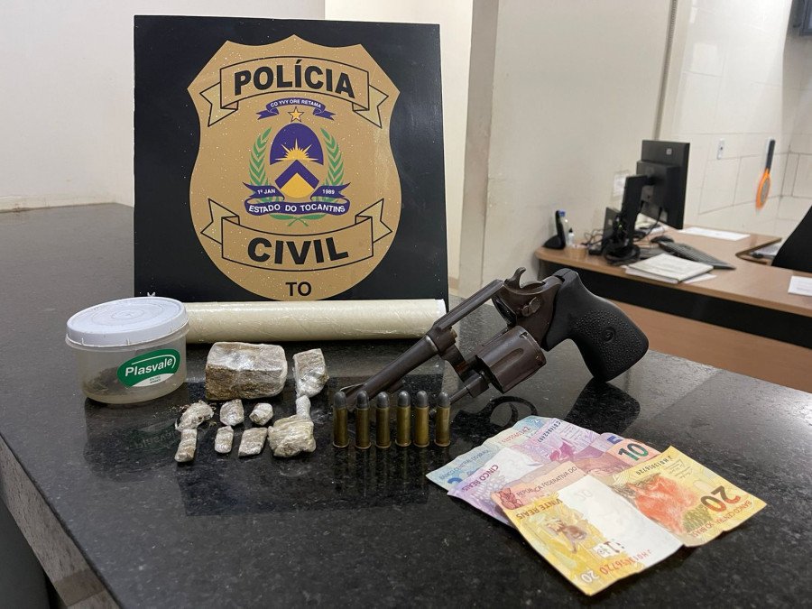 Armas, munições e drogas apreendidas com o suspeito (Foto: Polícia Civil)