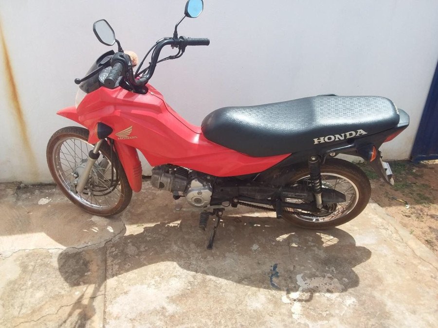 Motocicleta Honda/POP 110 recuperada pela PM em Campos Lindos em posse do homem preso por receptação e porte ilegal de arma de fogo