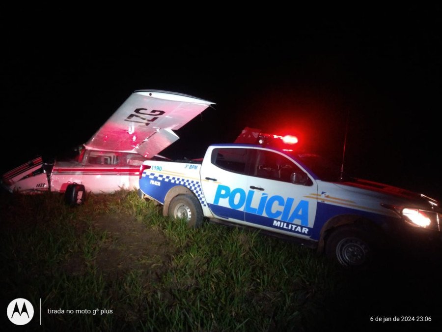 Avião fez pouso de emergência numa propriedade da zona rural de Rio Sono (Foto: Ascom/PMTO)