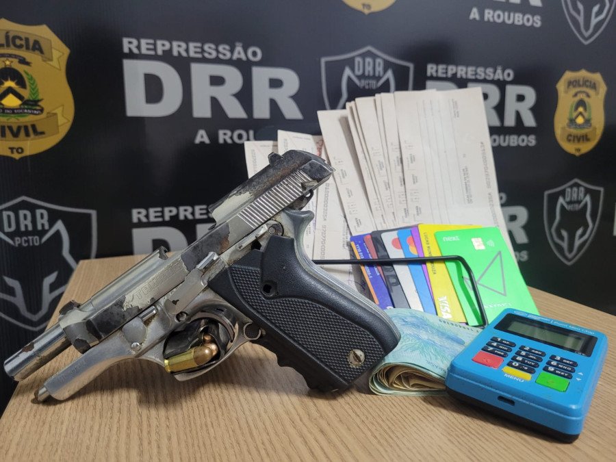 Arma, munições e talões de cheque apreendidos com o suspeito (Foto: Divulgação/PCTO)