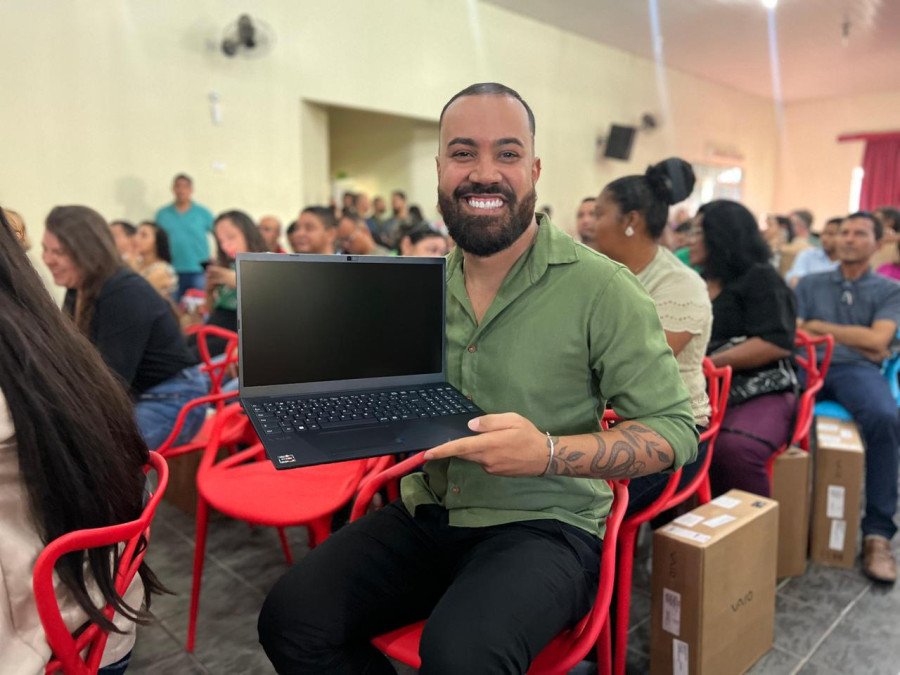 Para o professor Rhuan Aires de França, o notebook vai ajudar no planejamento das aulas (Foto: Seduc/Governo do Tocantins)