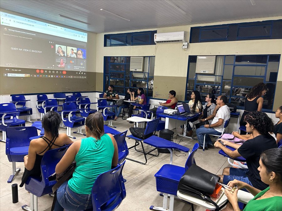 Acadêmicos do 7º período do curso de Pedagogia Câmpus Araguatins  se reuniram para assistir a live (Foto: Quezia Alencar)