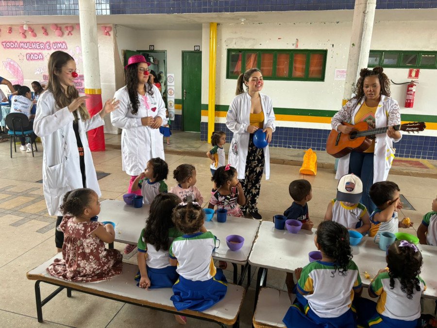 Liga de Saúde Coletiva da Unitins Câmpus Augustinópolis leva palhaçoterapia para crianças durante campanha de vacinação (Foto: Divulgação)