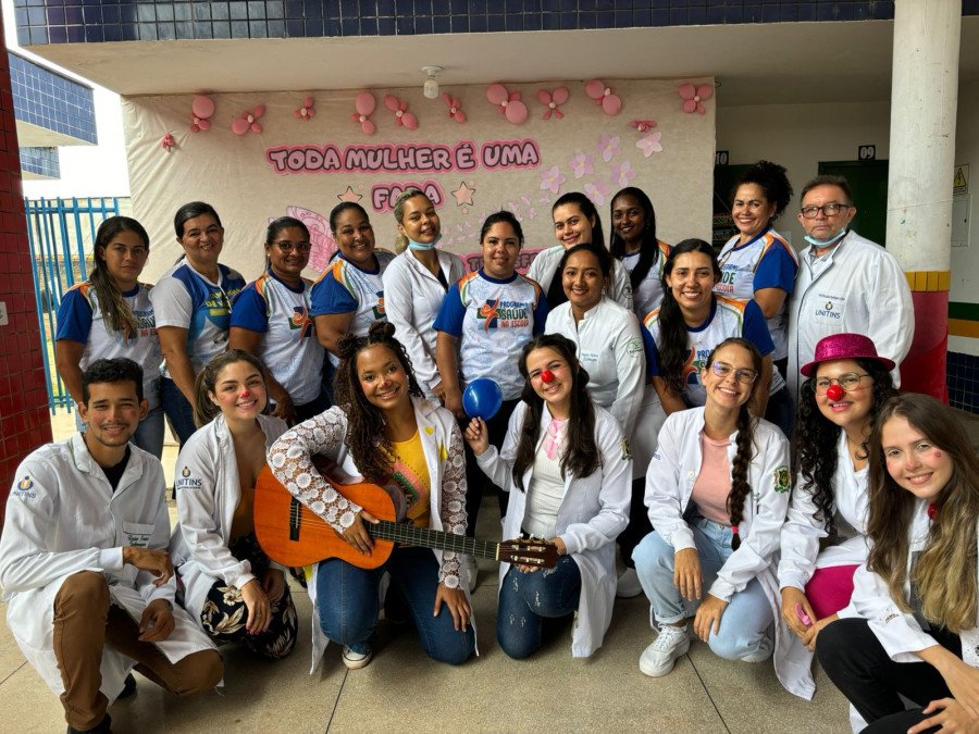 Grupo de acadêmicos de Enfermagem e Medicina com servidores da creche (Foto: Divulgação)
