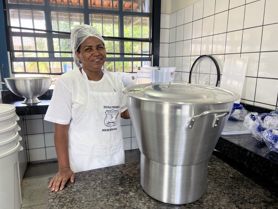 A manipuladora de alimentos da Escola Estadual Frederico José Pedreira Neto, Cássia Reis, está feliz com novos utensílios de trabalho