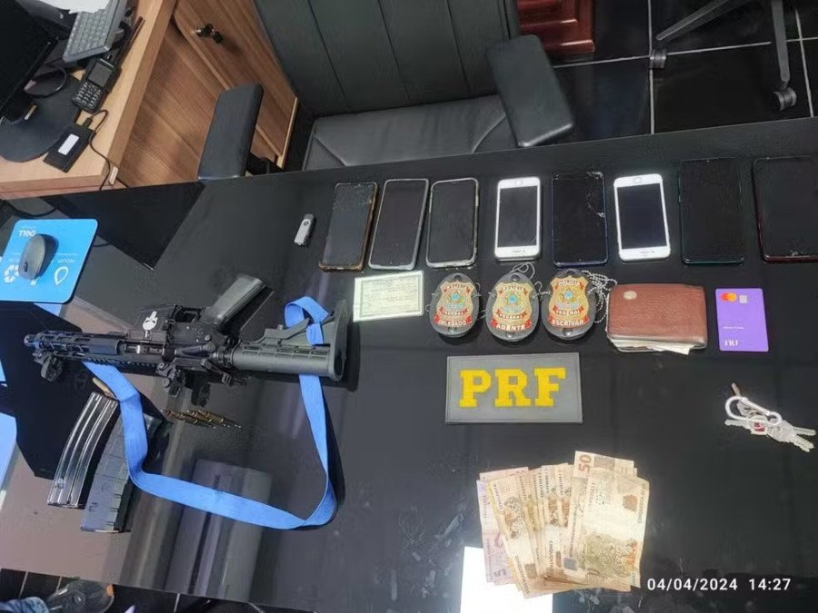 Celulares, dinheiro e fuzil encontrado com fugitivos de Mossoró em Marabá-PA (Foto: Reprodução/PRF)