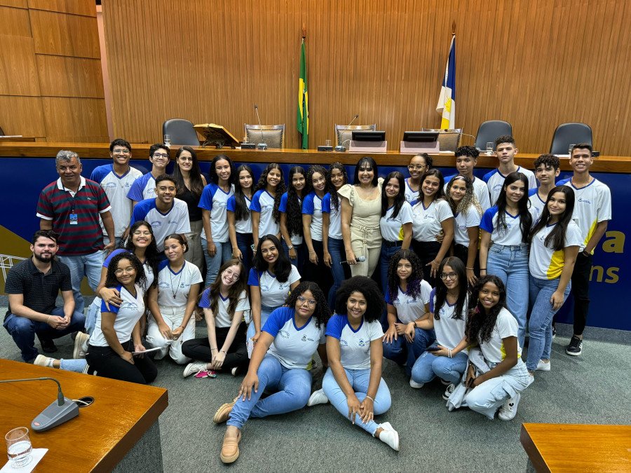 Deputada Professora Janad Valcari recebe alunos do CEM Taquaralto no projeto Assembleia vai à Escola (Foto: Divulgação/Ascom)