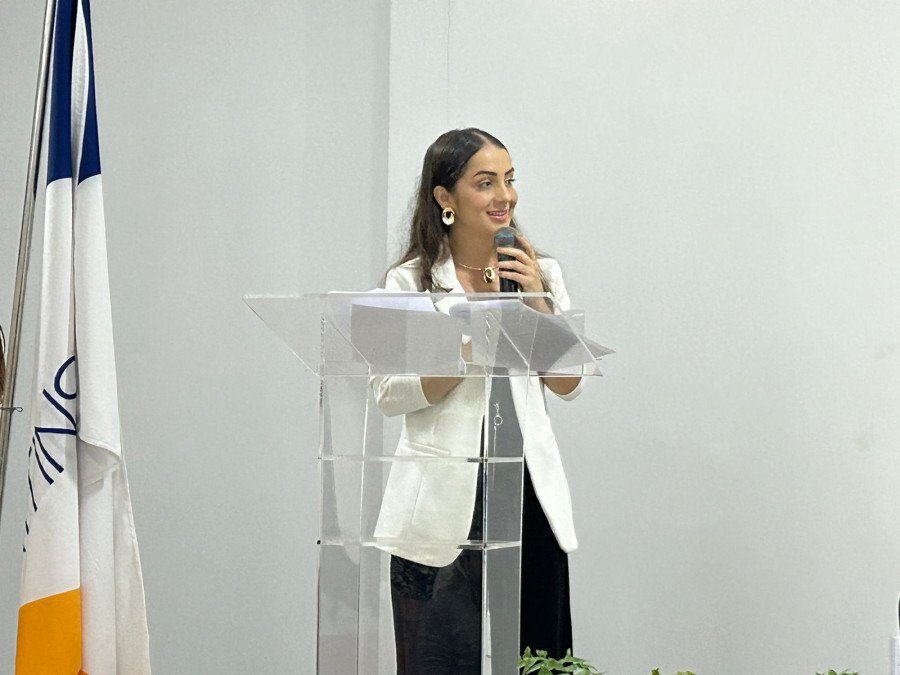 A coordenadora Késia Chaves durante o uso da palavra no encontro de egressos (Foto: Ananda Portilho)