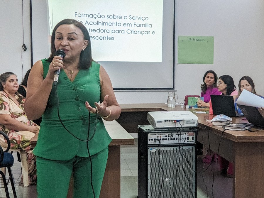 Superintendente de Desenvolvimento Social da Setas, Luzia América Gama de Abreu, deu as boas-vindas aos municípios (Foto: Carlessandro Souza)