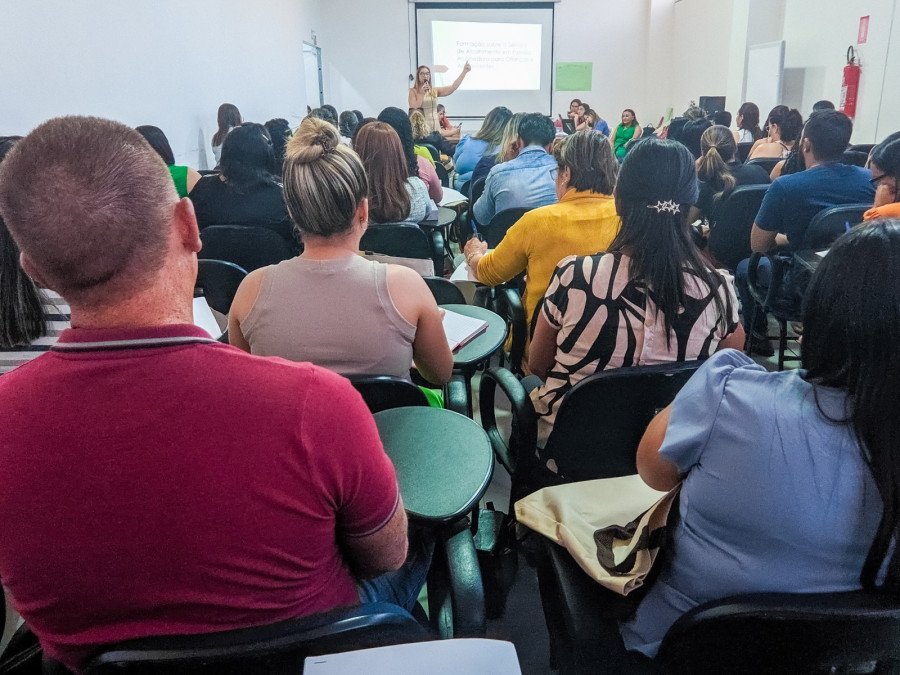 Gerente de Proteção Social Especial, Ruth, destacou que cada município deve cuidar do material informativo recebido durante o treinamento