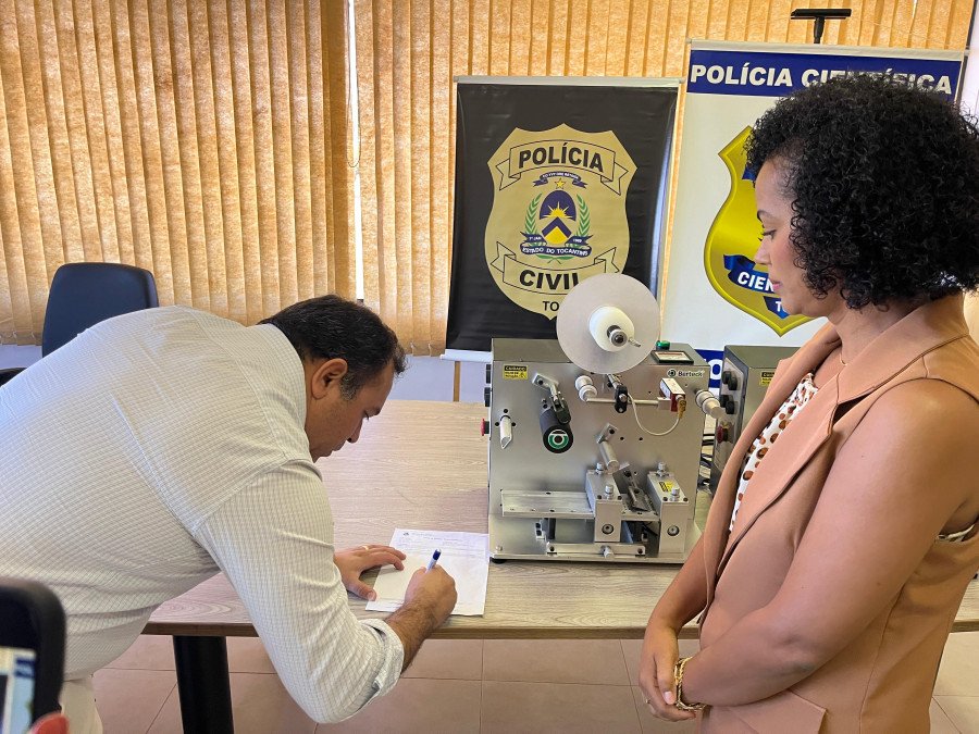 Secretário de Estado da Segurança Pública, Wlademir Mota Oliveira, entregou os equipamentos na Superintendência de Polícia Científica (Foto: Adrielly Calixto)