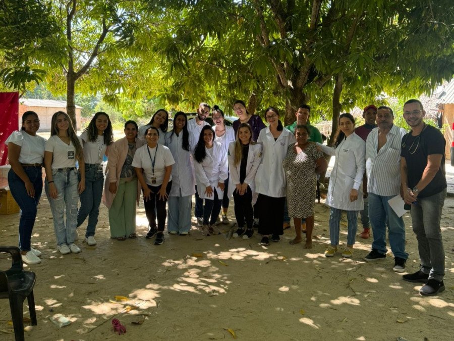 Grupo de acadêmicos, professores e agentes de saúde durante ação na comunidade Carrapiché (Foto: Divulgação)