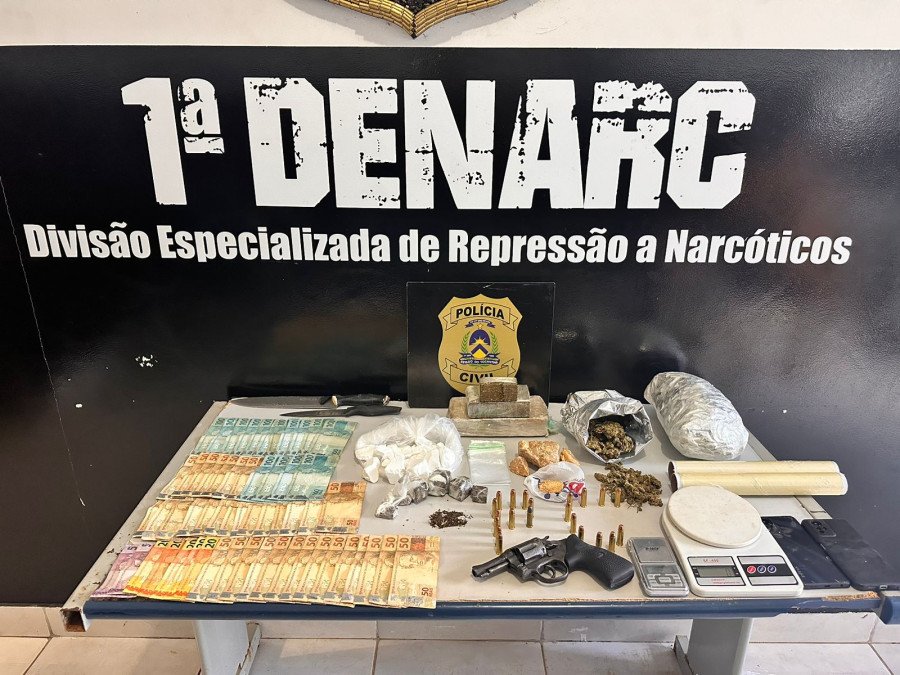 Drogas, dinheiro e arma aprendidos durante a operação (Foto: Divulgação/PC-TO)