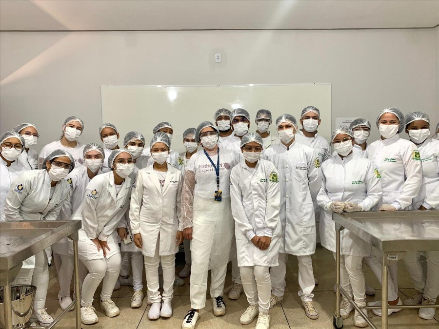 Professora Márcia Guelma com os acadêmicos de Enfermagem durante o workshop de patologias (Foto: Divulgação)