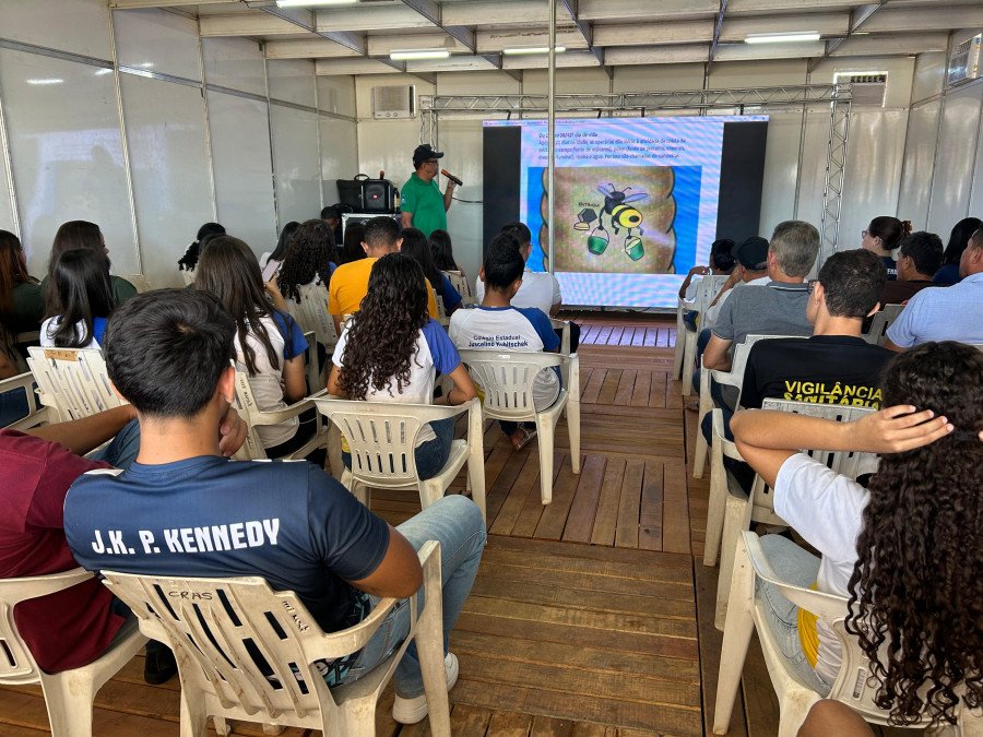 Palestra sobre apicultura, ministrada por técnico do Ruraltins, atraiu estudantes e profissionais durante a feira (Foto: Amanda Oliveira)