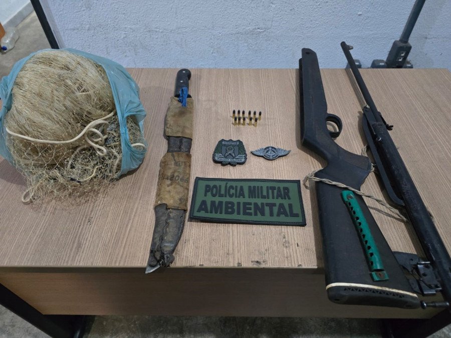 Material apreendido pelo BPMA em posse do homem preso por porte ilegal de arma de fogo (Foto: Ascom/BPMA)