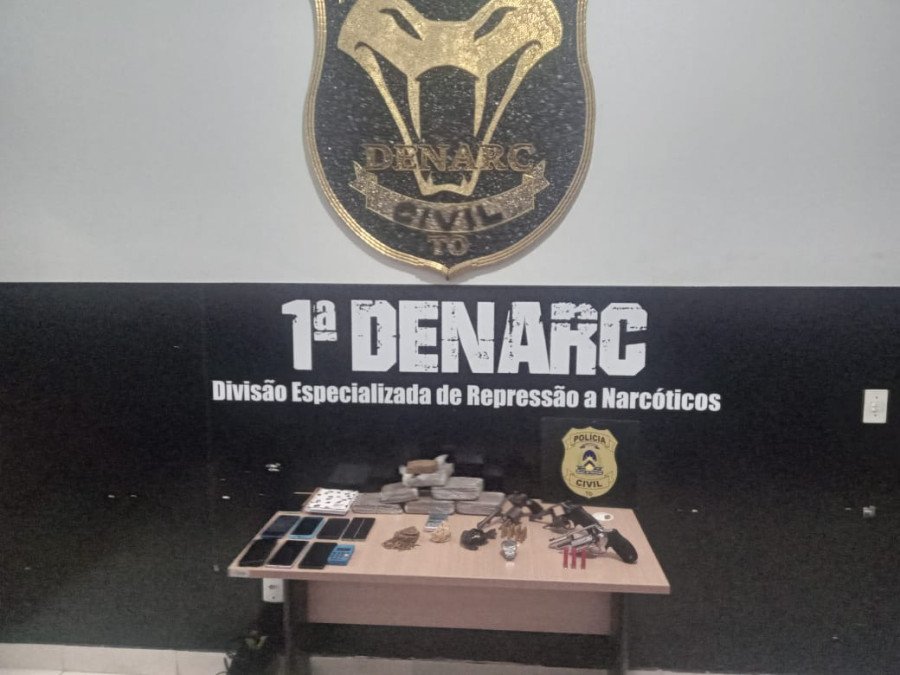 Mais de 3kg e armas foram apreendidas durante a ação da Denarc (Foto: SSP- TO)