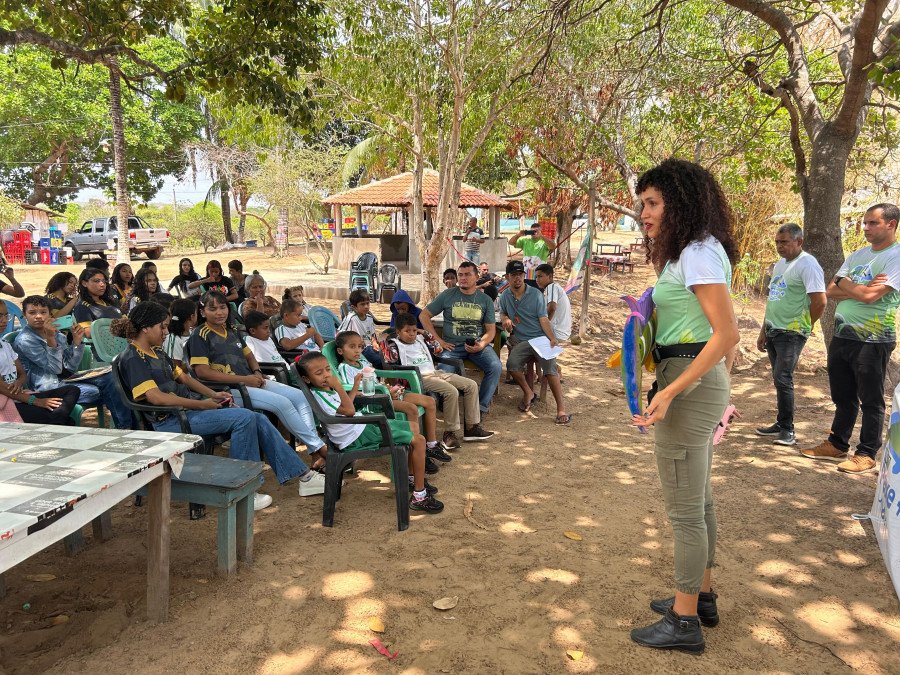 De forma lúdica, a fiscal ambiental do Naturatins, Vangela Azevedo dos Santos, apresentou aos alunos a proposta central do Projeto Peixe + (Foto: Andréa Marques)