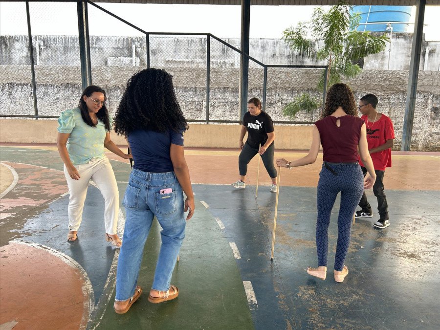 A ação também mostrou na prática de que maneira objetos do cotidiano podem ser usados para estimular a recreação (Foto: Cyarla Barbosa)