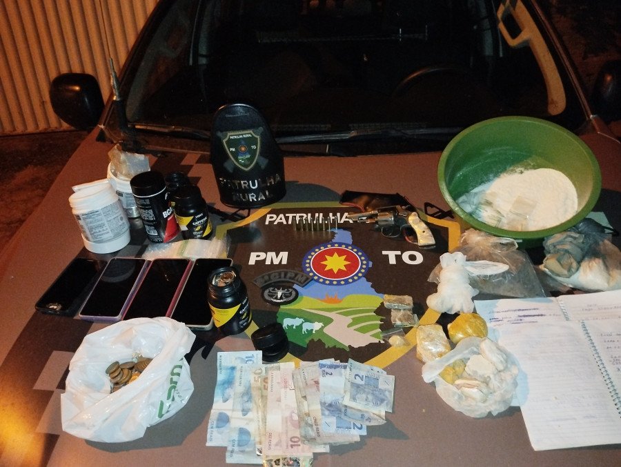 Material apreendido com o casal preso por tráfico de drogas e posse ilegal de arma de fogo (Foto: Ascom/6º CIPM)