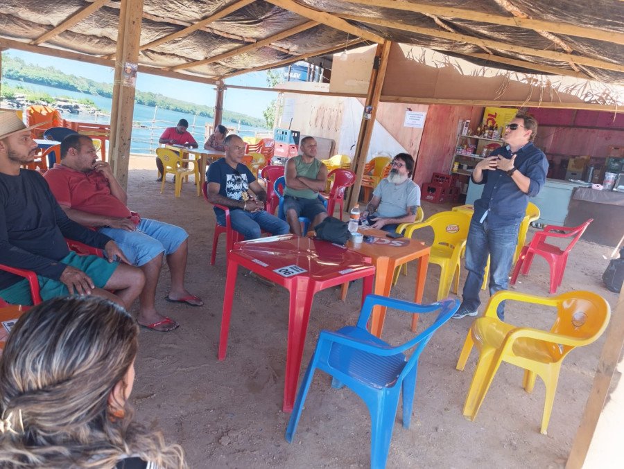 Trabalhadores da Praia de Tupiratins ouvem atentamente as instruções (Foto: Divulgação/PCTO)