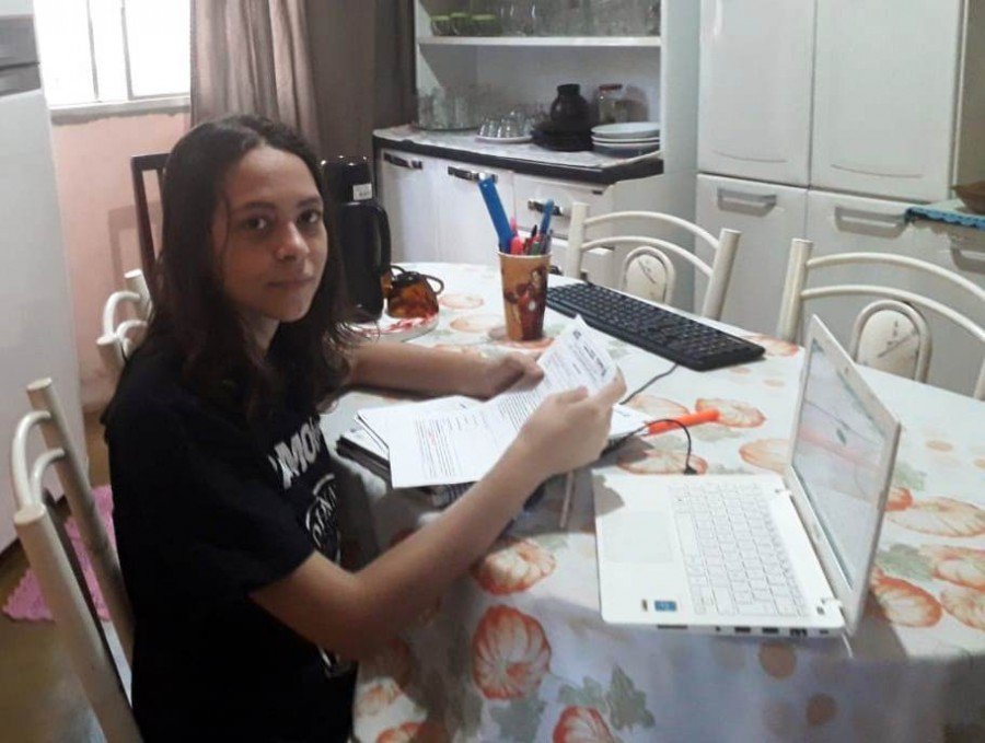 Aluna Andressa Silva do CEM Oquerlina Torres, na sua rotina de estudos (Foto: DivulgaÃ§Ã£o)