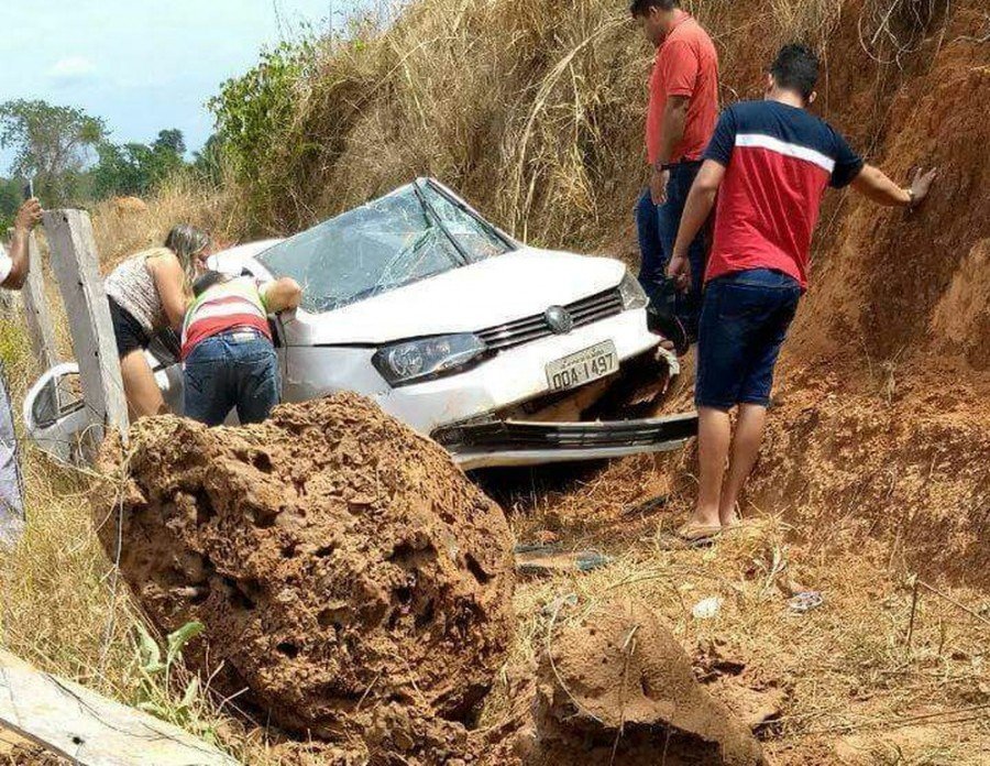 Carro ficou destruÃ­do apÃ³s o acidente (Foto: DivulgaÃ§Ã£o/Railson Santos)