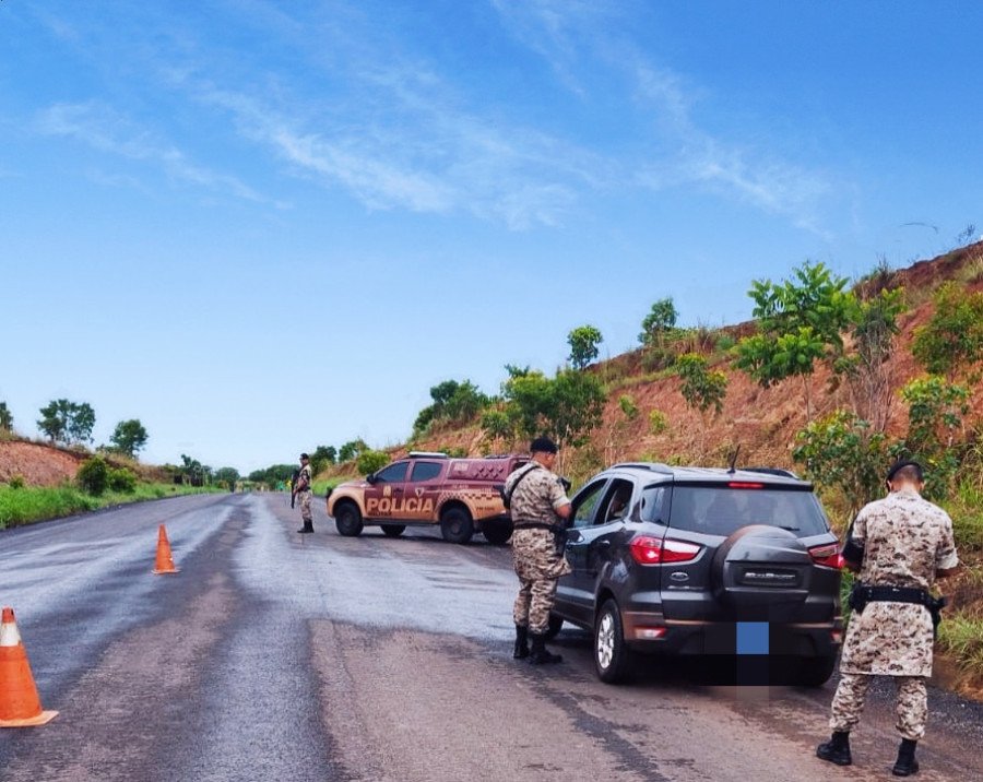 Barreira policial em rodovia nas proximidades da cidade de Lagoa do Tocantins (Foto: Polícia Militar)