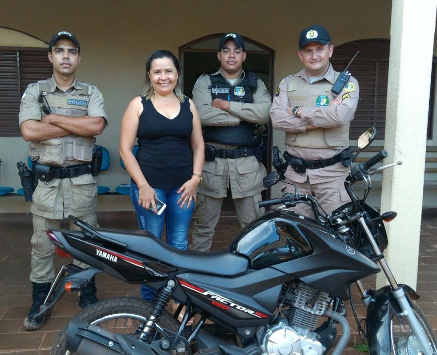 PM recupera moto furtada e devolve a vÃ­tima em Colinas (Foto: DivulgaÃ§Ã£o PMTO)