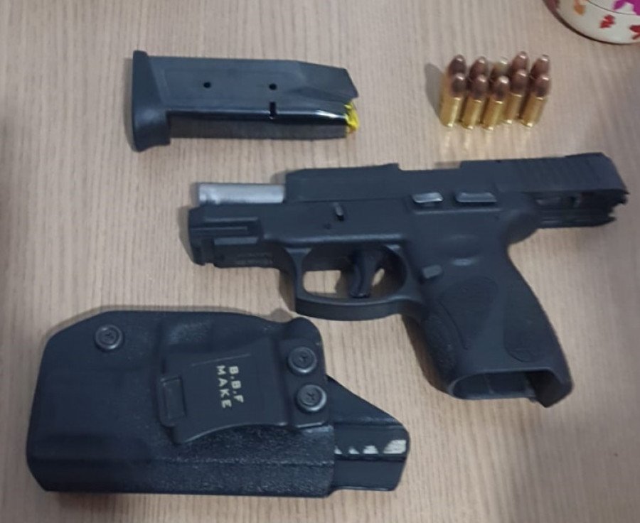 Pistola e munições que estavam com o homem preso pela Polícia Civil em Gurupi por porte ilegal de arma de fogo de uso restrito (Foto: SSP-TO)