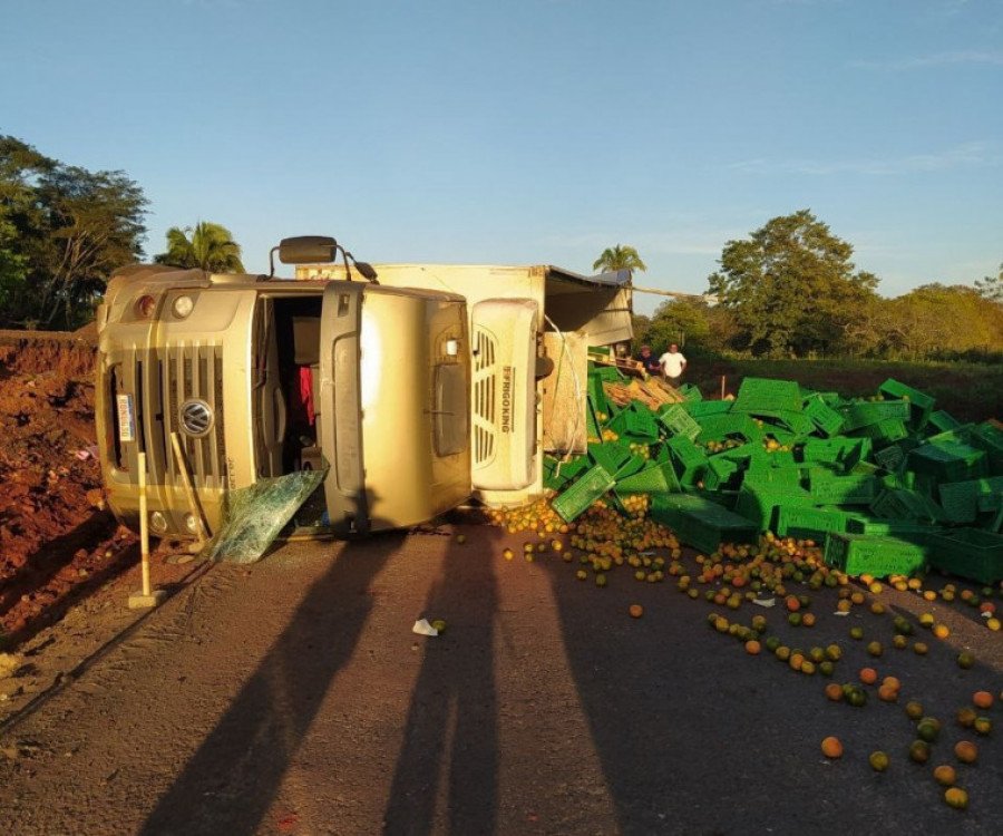 Caminhão de frutas tombou em desvio na BR-226 em Palmeiras do Tocantins (Foto: Divulgação/PRF)